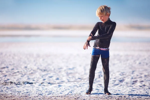 Jonge Jongen Toepassing Van Natuurlijke Minerale Modder Lichaam Zoutmeer — Stockfoto