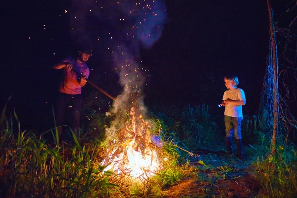 Father Son Villagers Burning Brushwood Fire Night Seasonal Cleaning Countryside — Stock Photo, Image