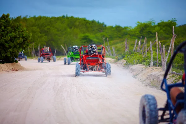 Grupo Vehículos Buggy Que Viajan Carretera Polvorienta Del Campo Durante —  Fotos de Stock