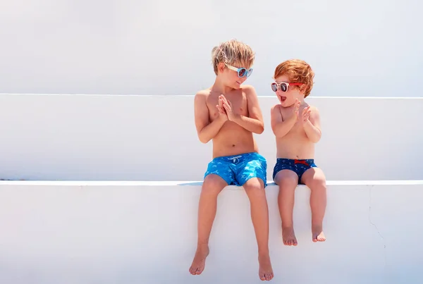 Niños Felices Hermanos Bañador Troncos Jugando Juntos —  Fotos de Stock