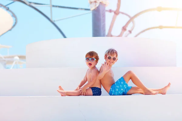 Gelukkige Jonge Geitjes Broers Swimmimg Boomstammen Relaxen Aan Het Zwembad — Stockfoto