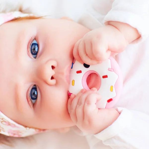 Schattig Klein Babymeisje Knabbelen Een Silicone Ring Bijtring — Stockfoto