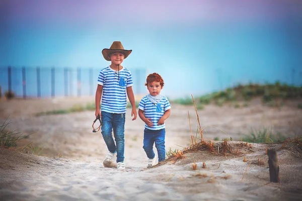 Dos Hermanos Lindos Amigos Caminando Por Campo Del Desierto Arena —  Fotos de Stock