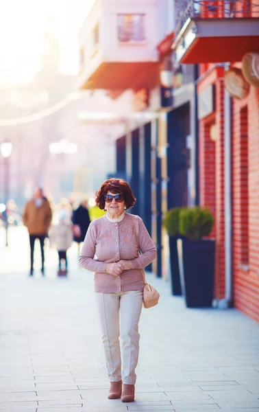 Портрет красивой, модной зрелой женщины (80 лет), идущей по городской улице — стоковое фото