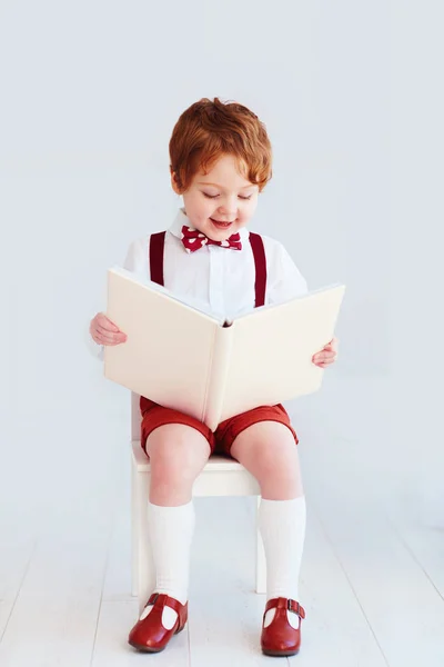 Schattig gelukkig peuter baby jongen leesboek — Stockfoto