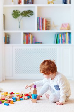 yüksek bir kule inşa ahşap bloklar ile oynayan sevimli bebek bebek çocuk