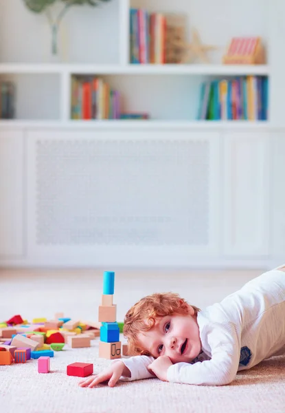 Schattig peuter babyjongen spelen met houten blokken, bouw een toren thuis — Stockfoto