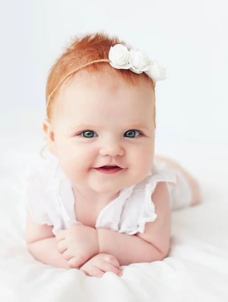 Portret van mooie Smiling Infant baby girl, vier maanden oud — Stockfoto