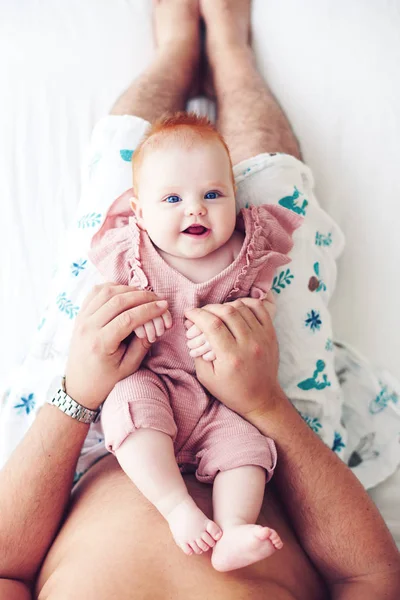 집에서 침대에서 귀여운 유아 아기 딸과 함께 노는 아버지의 평면도 — 스톡 사진