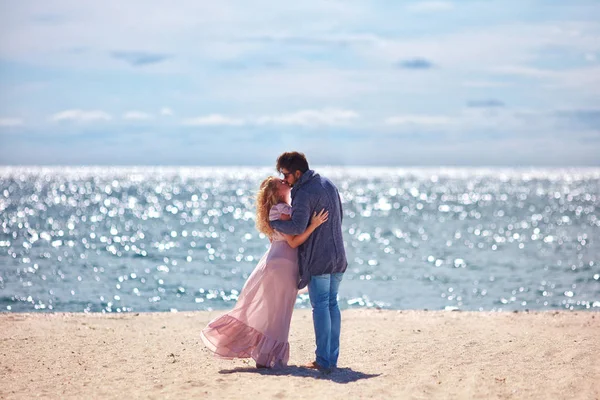 Belo jovem casal beijando na praia de areia no dia de verão — Fotografia de Stock