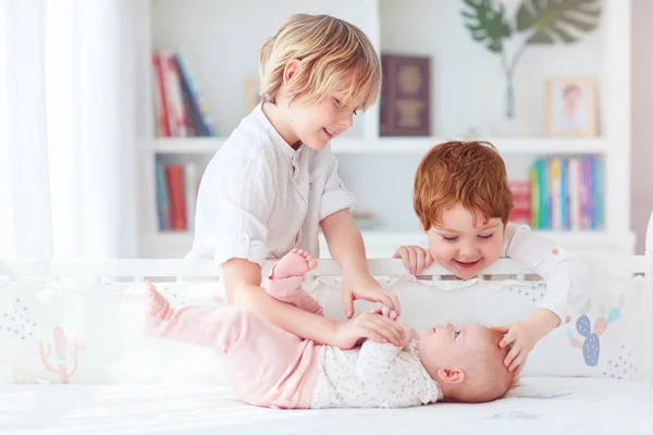 自宅で小さな赤ちゃんの赤ちゃんの妹と遊ぶ幸せな兄弟 — ストック写真