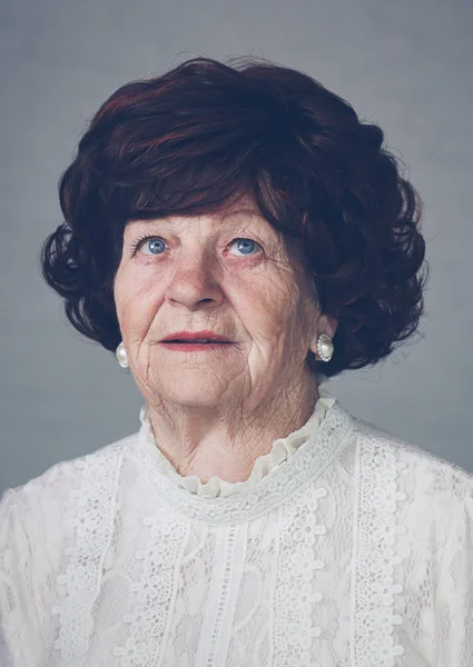 Портрет красивой взрослой женщины в возрасте, 80 лет — стоковое фото