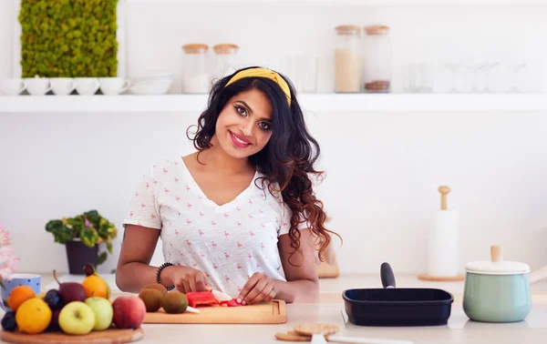 Beautiful happy young indian woman cutting vegetables on the kitchen, healthy eating — Stock Photo, Image