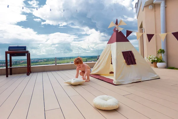 Happy young boy, kid playing near the textile wigwam tent on the summer patio — Stock Photo, Image