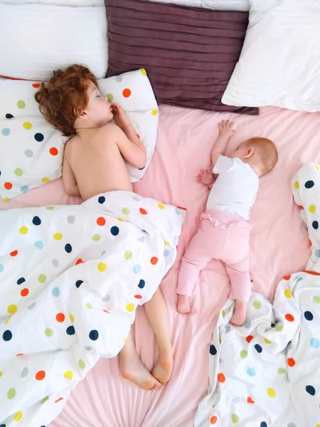 Handy-Schnappschuss von zwei Geschwistern, die zusammen im Bett schlafen — Stockfoto