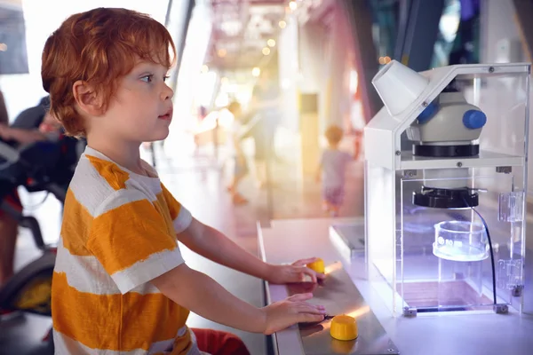 Warschau, Polen-20 juni 2019: kid verkennen van kleine levende organismen in een Microscoop, Copernicus Science Centre in Warschau, Polen — Stockfoto