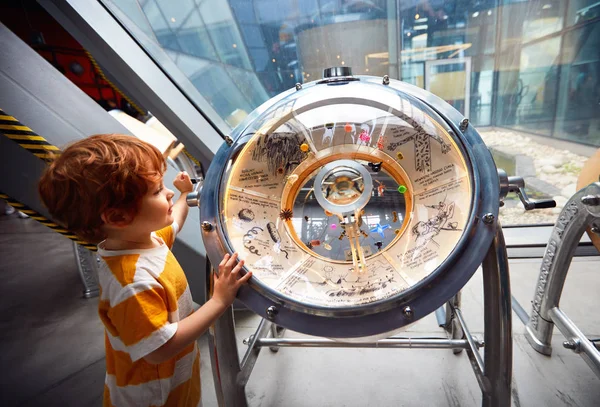 Varşova, Polonya - 20 Haziran 2019: Varşova, Polonya'daki Copernicus Bilim Merkezi'nde bakteri evren küresi modelini test eden çocuk