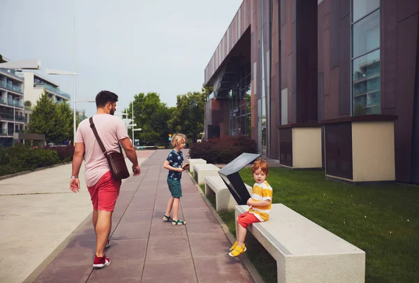 Warszawa, Polen-20 juni 2019: Familj, far med barn kommer att gå in i Copernicus Science Center i Warszawa, Polen — Stockfoto