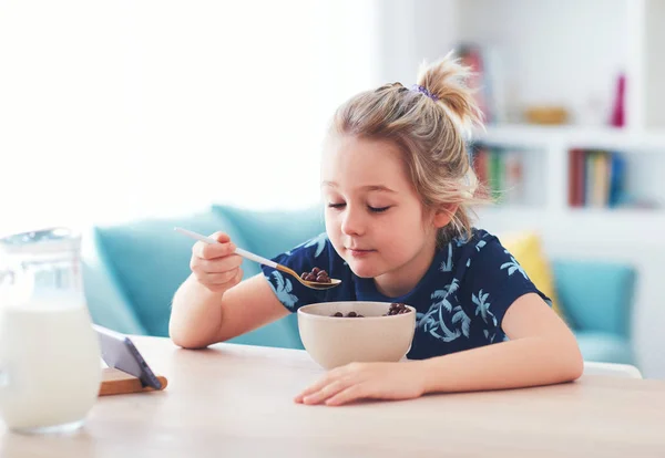 Carino giovane ragazzo sta facendo colazione al mattino — Foto Stock