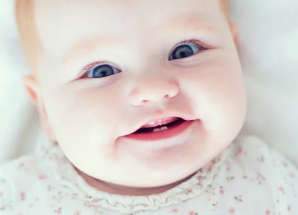 Vista superior da menina bebê infantil, sorriso com seus dois primeiros dentes — Fotografia de Stock