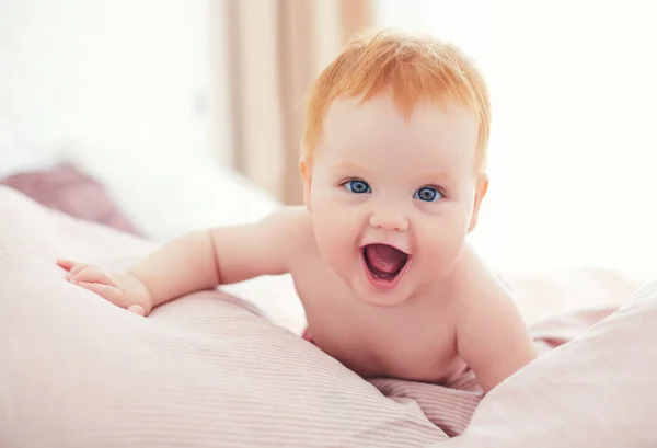 Ευτυχισμένο ενθουσιασμένο βρέφος μωρό κορίτσι σέρνεται στο κρεβάτι — Φωτογραφία Αρχείου