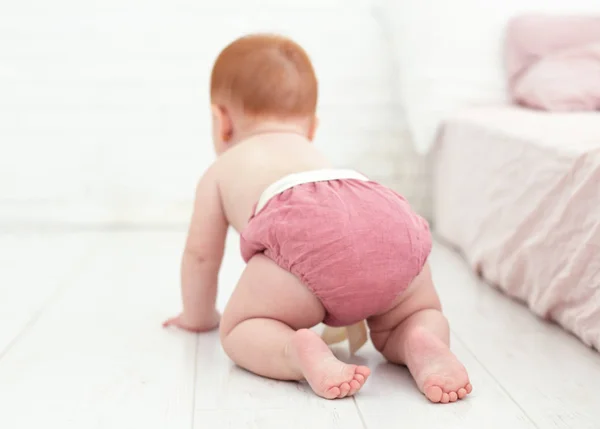 Bonito, sete meses de idade bebê menina rastejando no chão — Fotografia de Stock