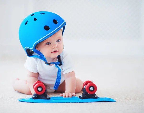 Schattige baby meisje in beschermende helm outfit klaar om te rijden skateboard, extreme sport concept — Stockfoto