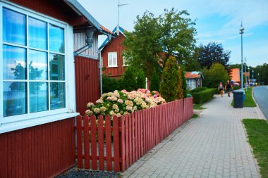 Joudkrante, Litvanya - 18 Ağustos 2019: Eski Litvanya geleneksel ahşap evleri ile güzel sokak. Baltık denizinde balıkçı köyü, popüler turistik yer