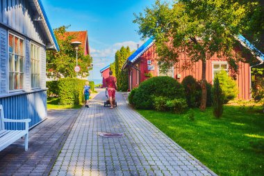 Joudkrante, Litvanya - 18 Ağustos 2019: Eski Litvanya geleneksel ahşap evleri ile güzel sokak. Baltık denizinde balıkçı köyü, popüler turistik yer
