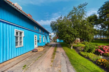 Joudkrante, Litvanya - 18 Ağustos 2019: Eski Litvanya geleneksel ahşap evleri ile güzel sokak. Baltık denizinde balıkçı köyü, popüler turistik yer