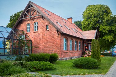 Joudkrante, Litvanya - 18 Ağustos 2019: Eski Litvanya geleneksel tuğla evi ile güzel sokak. Baltık denizinde balıkçı köyü, popüler turistik yer
