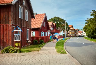 Joudkrante, Litvanya - 18 Ağustos 2019: Eski Litvanya geleneksel ahşap evleri ile güzel sokak. Baltık denizinde balıkçı köyü, popüler turistik yer