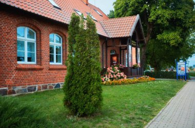 Joudkrante, Litvanya - 18 Ağustos 2019: Eski Litvanya geleneksel tuğla evi ile güzel sokak. Baltık denizinde balıkçı köyü, popüler turistik yer