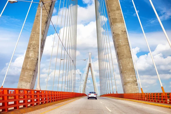 El coche se mueve a través del hermoso puente. Puente Francisco del Rosario Sánchez sobre el río Ozama en Santo Domingo —  Fotos de Stock