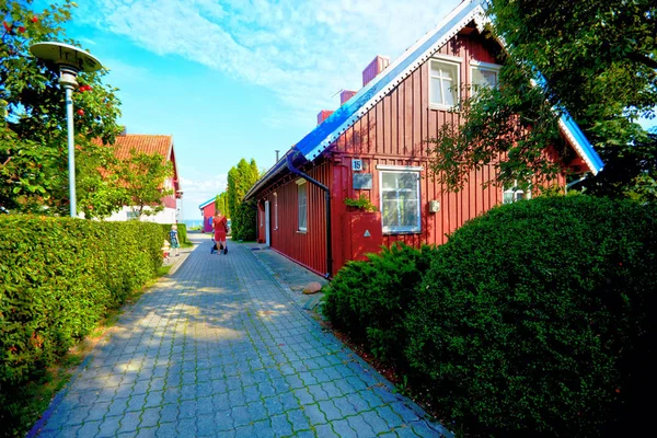 Joudkrante, Litwa-18 sierpnia, 2019: piękna ulica ze starymi tradycyjnymi drewnianymi domami Litwy. Wioska rybacka na Morzu Bałtyckim, popularna miejscowość turystyczna — Zdjęcie stockowe