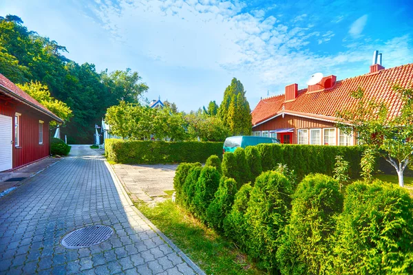 JOUDKRANTE, LITHUANIA - August 18, 2019: Beautiful street with old Lithuanian traditional wooden houses. Fishermen's village on Baltic sea, popular tourist destination — Stock Photo, Image