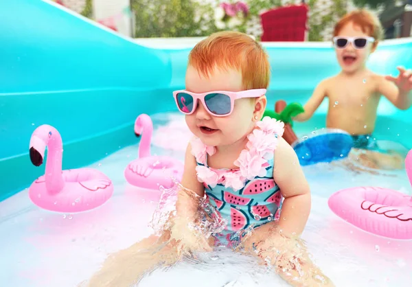 Linda niña feliz divirtiéndose en la piscina para niños, vacaciones de verano — Foto de Stock