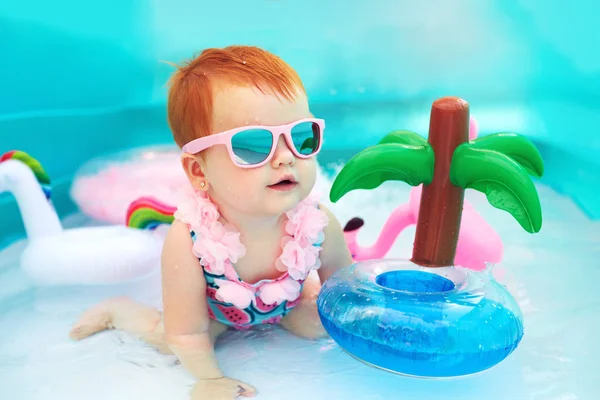 Cute Happy Baby Girl zabawy w basenie dla dzieci, urlop letni — Zdjęcie stockowe