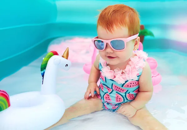 Roztomilá holčička se baví v bazénu, v letních prázdninách — Stock fotografie