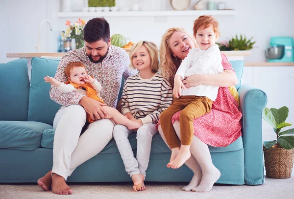 Портрет счастливого пятерых членов семьи сидя диван дома — стоковое фото