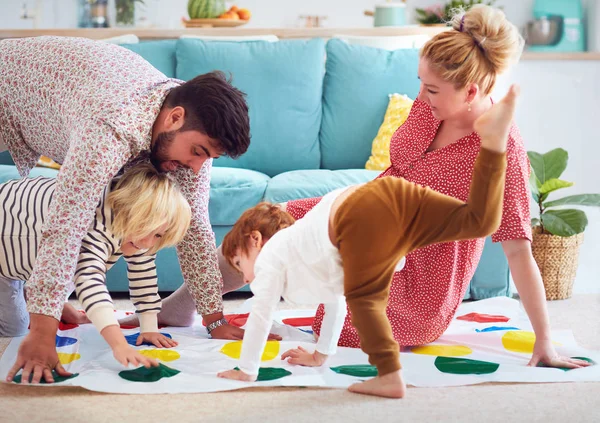 Gelukkige familie met plezier samen, spelen Twister spel thuis — Stockfoto