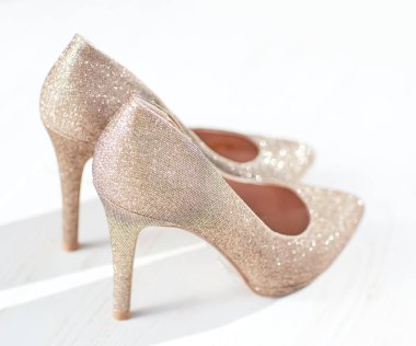 Altın yüksek topuklu ayakkabılar, Külkedisi sivri topuklu ayakkabılar