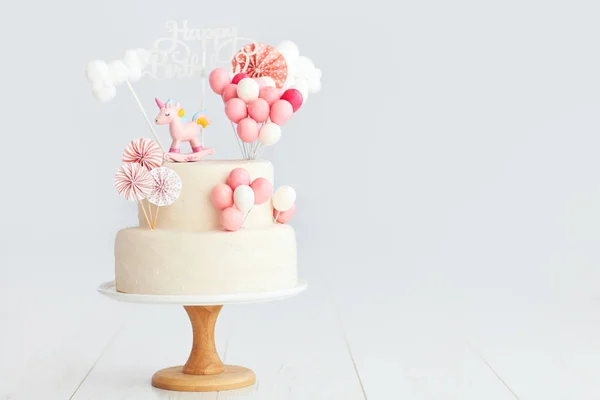 Bolo de aniversário da menina com unicórnio e balões — Fotografia de Stock