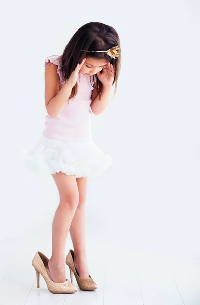 Beautiful young girl, kid trying the high heel shoes on — Stock Photo, Image