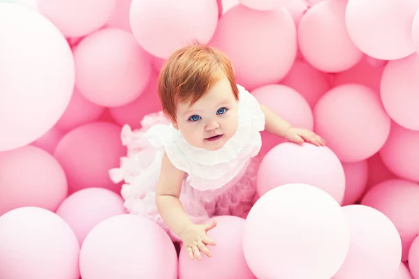 Linda, 11 meses bebê menina de pé entre o balão rosa pastel — Fotografia de Stock