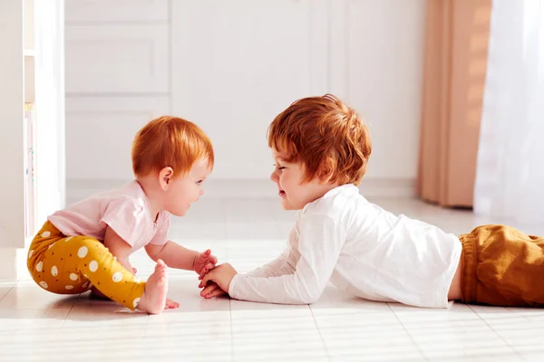 Mignon heureux rousses frères et sœurs, frère et soeur s'amuser ensemble, jouer à la maison — Photo