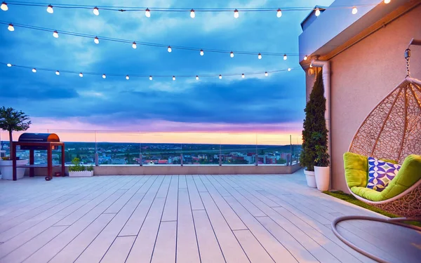 Dachterrassenbereich Mit Hängesessel Bei Sonnenuntergang — Stockfoto