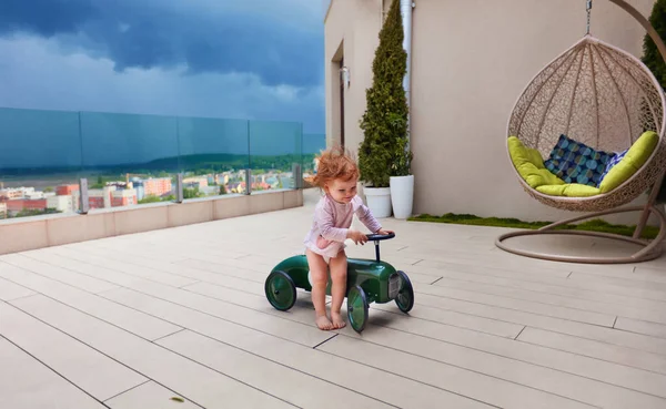 Mutlu Kız Bebek Fırtınadan Önce Verandada Oynuyor — Stok fotoğraf