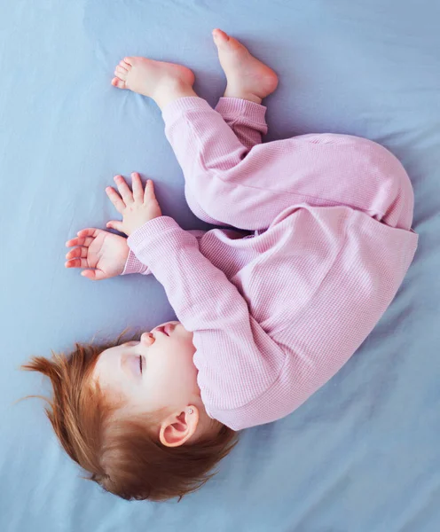 かわいい赤ちゃんの女の子はベッドの上で静かに眠る — ストック写真