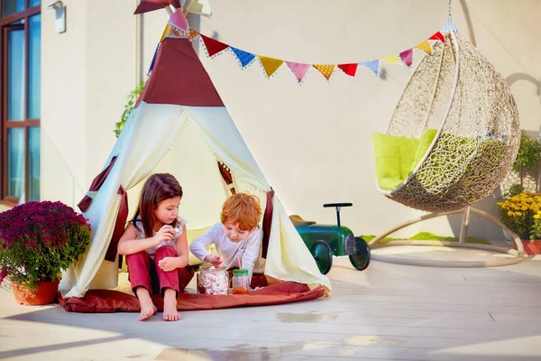 Crianças Alegres Estão Brincando Tenda Teepee Comendo Doces Pátio Ensolarado — Fotografia de Stock